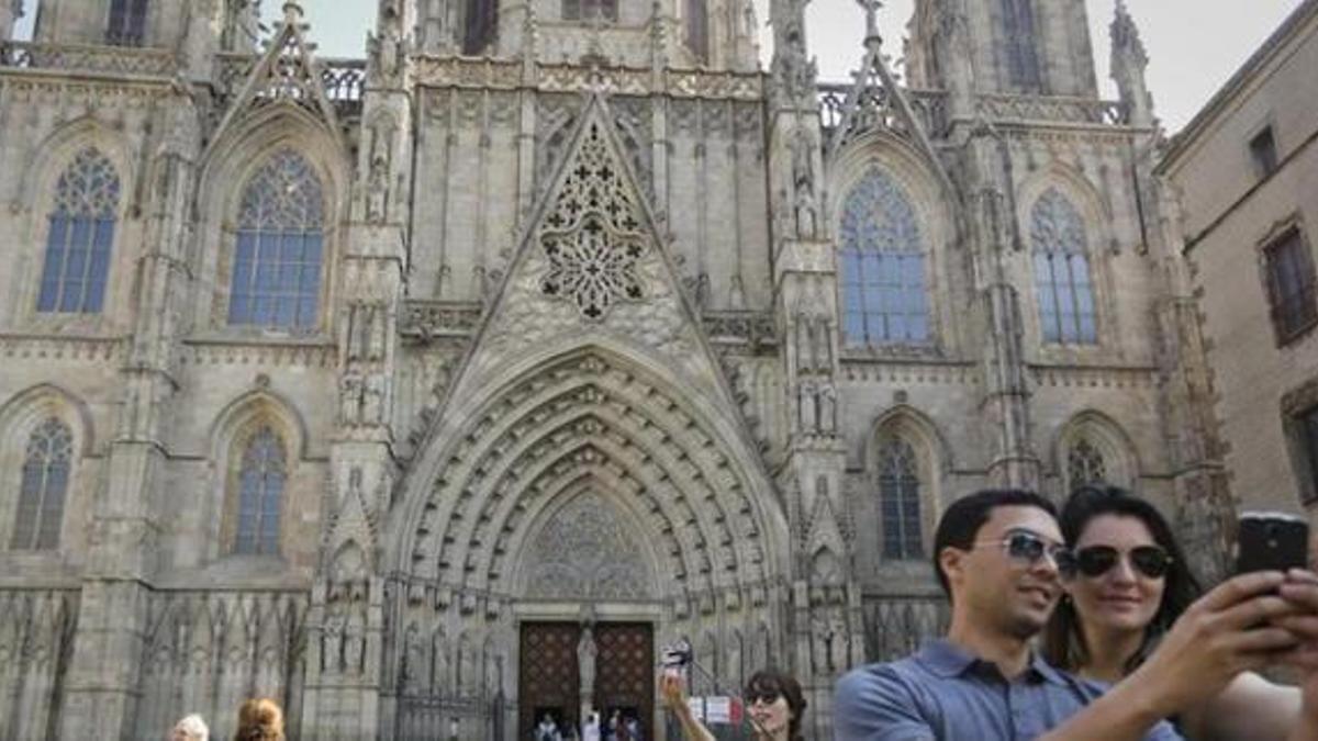 Turistes davant de la catedral de Barcelona