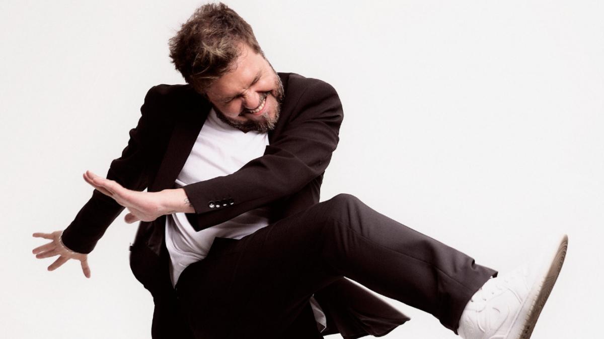 El cómico Raúl Fervé combina actualidad, imitaciones y humor cercano en sus espectáculos.