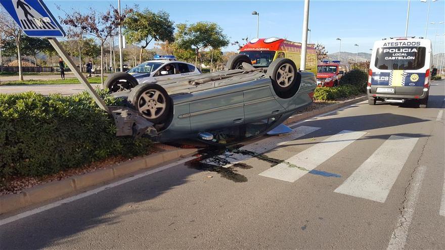 Aparatoso vuelco en Castellón tras chocar dos coches en la avenida Barcelona