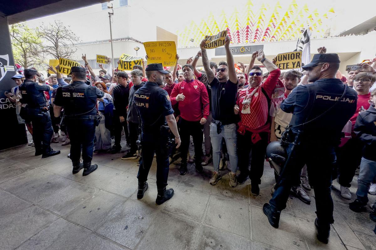 SEVILLA, 06/04/2025.- Varios sevillistas protestan contra la directiva presidida por José María del Nido Carrasco, antes del partido de LaLiga que el Sevilla CF disputa ante el Atlético de Madrid este domingo en el estadio Ramón Sánchez-Pizjuán. EFE/David Arjona