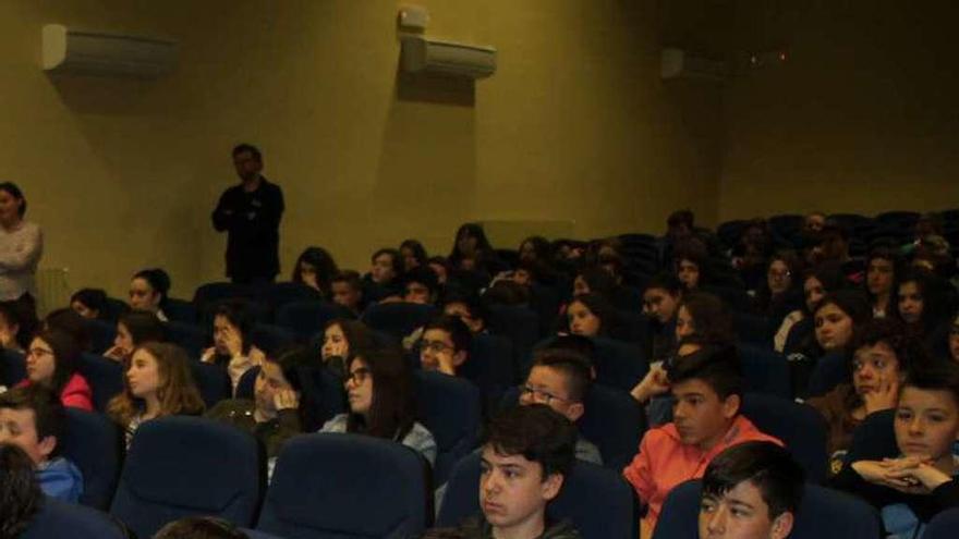 Público infantil durante una charla organizada en el instituto.
