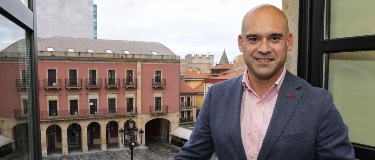 Jesús Martínez Salvador, en su despacho del Ayuntamiento, con la plaza Mayor al fondo. | Juan Plaza