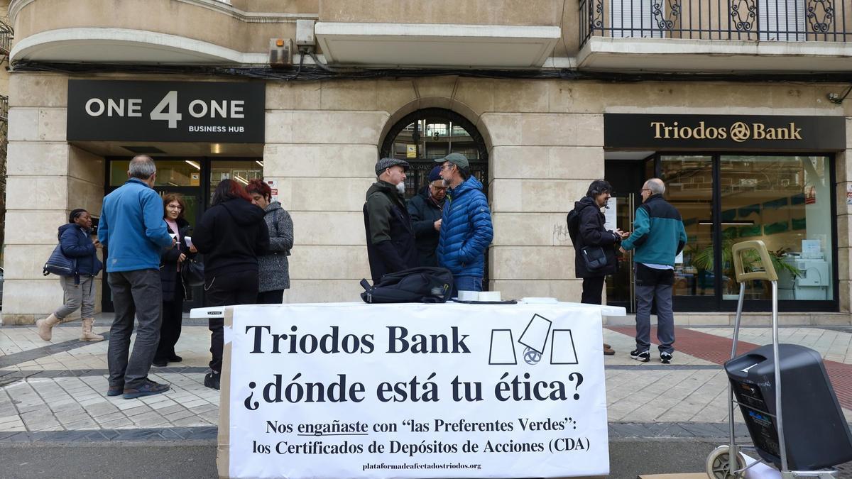 Mesa informativa y protesta a las puertas de la sede de Triodos Bank en Zaragoza con motivo de los CDA.