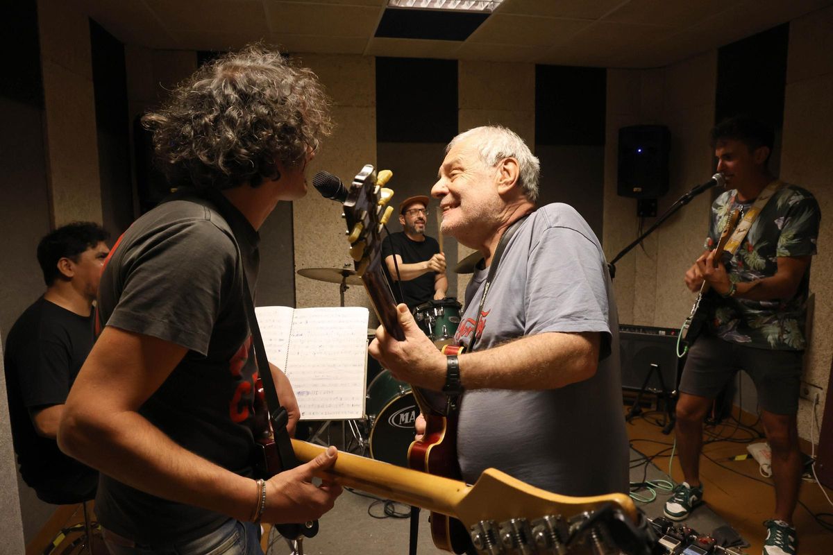 Claudio Gabis, ayer, ensayando con su banda en Vigo.
