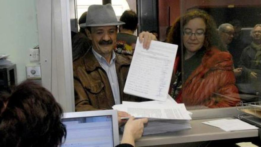 Los miembros de la plataforma entregan las firmas en el registro municipal de Mieres.