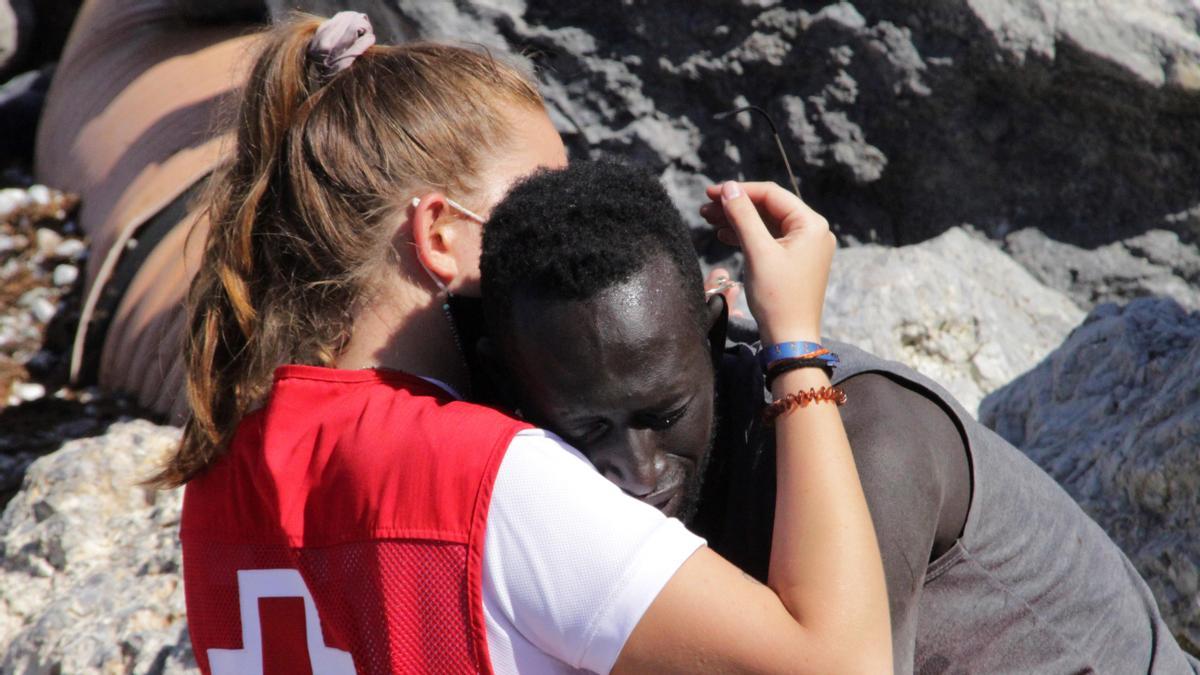 Luna, voluntaria de la Cruz Roja, consuela a un migrante en Ceuta.
