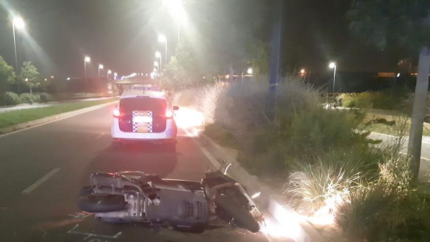 La motocicleta accidentada en la calle Joaquín Blume de Alicante.