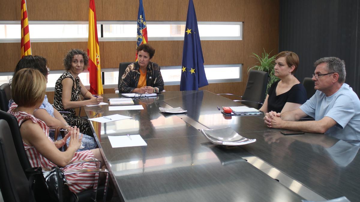 La alcaldesa, Carmina Ballester, durante una reunión con la concejala de Educación, Estela Badenes, y representantes del sector.