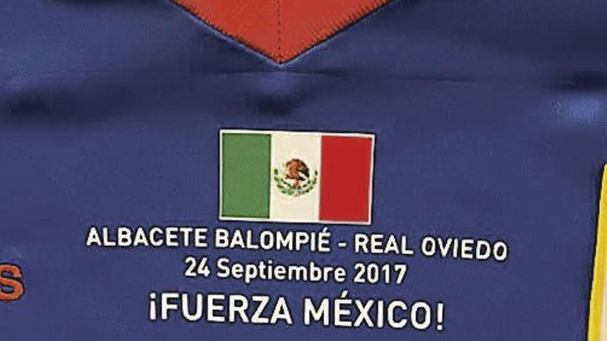 Arriba, la camiseta actual del Oviedo. En el círculo, el mensaje de apoyo a México que lucirá hoy el equipo.
