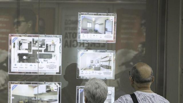 Una parella mira els anuncis d’una immobiliària. | JOAN CORTADELLAS