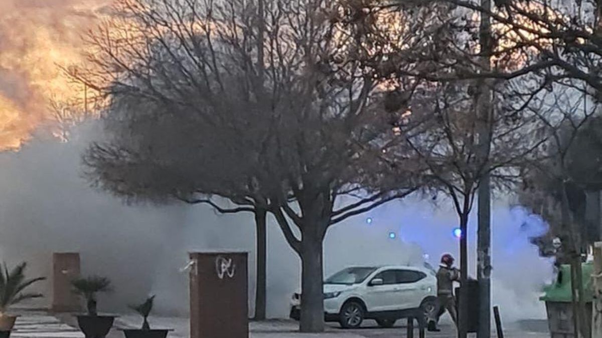 El automóvil siniestrado ocasionó una intensa humareda y movilizó a los bomberos hasta el Paseo Florencia.