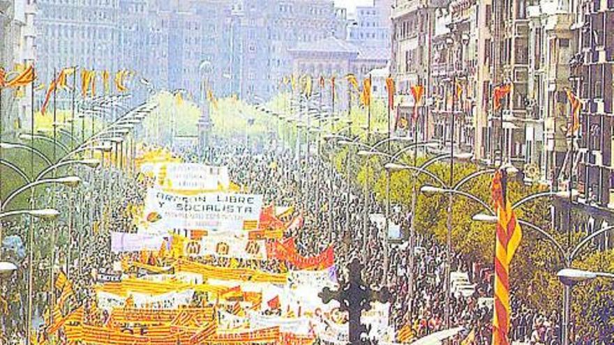Histórica manifestación en Zaragoza para pedir la autonomía plena, el 23 de abril de 1978. | EL PERIÓDICO