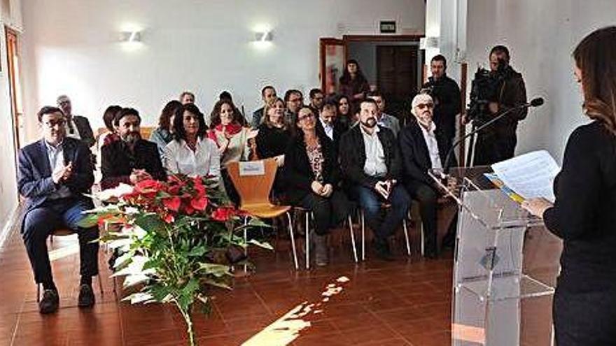 Solo acudieron a la invitación institucional los representantes políticos, de la Iglesia y de la Guardia Civil.