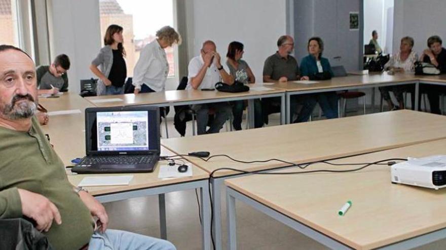 Fructuoso Pontigo, en primer término, durante la charla de ayer.