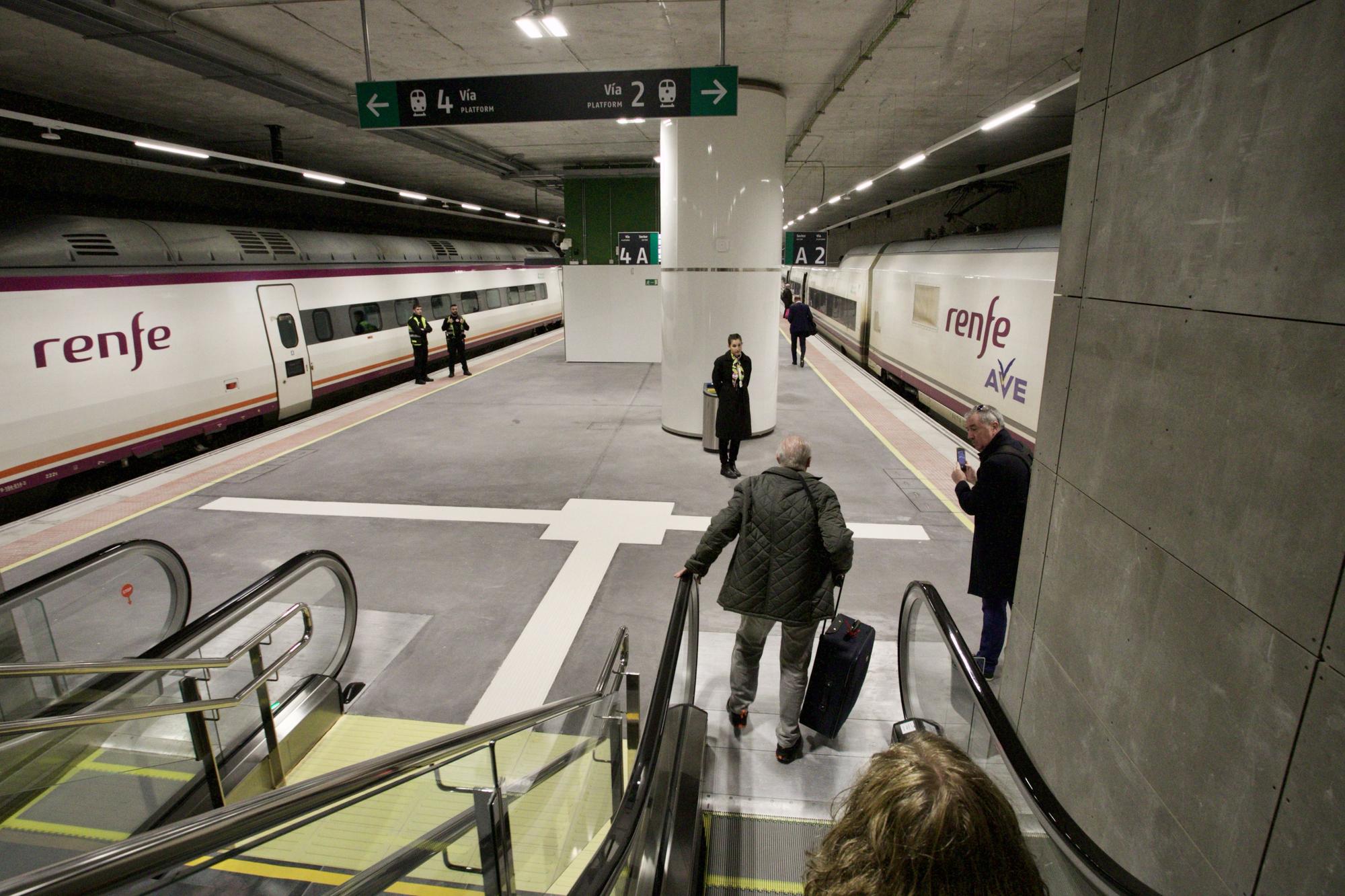 Así ha sido el primer día del AVE Murcia-Madrid y de Cercanías Avant en la estación del Carmen