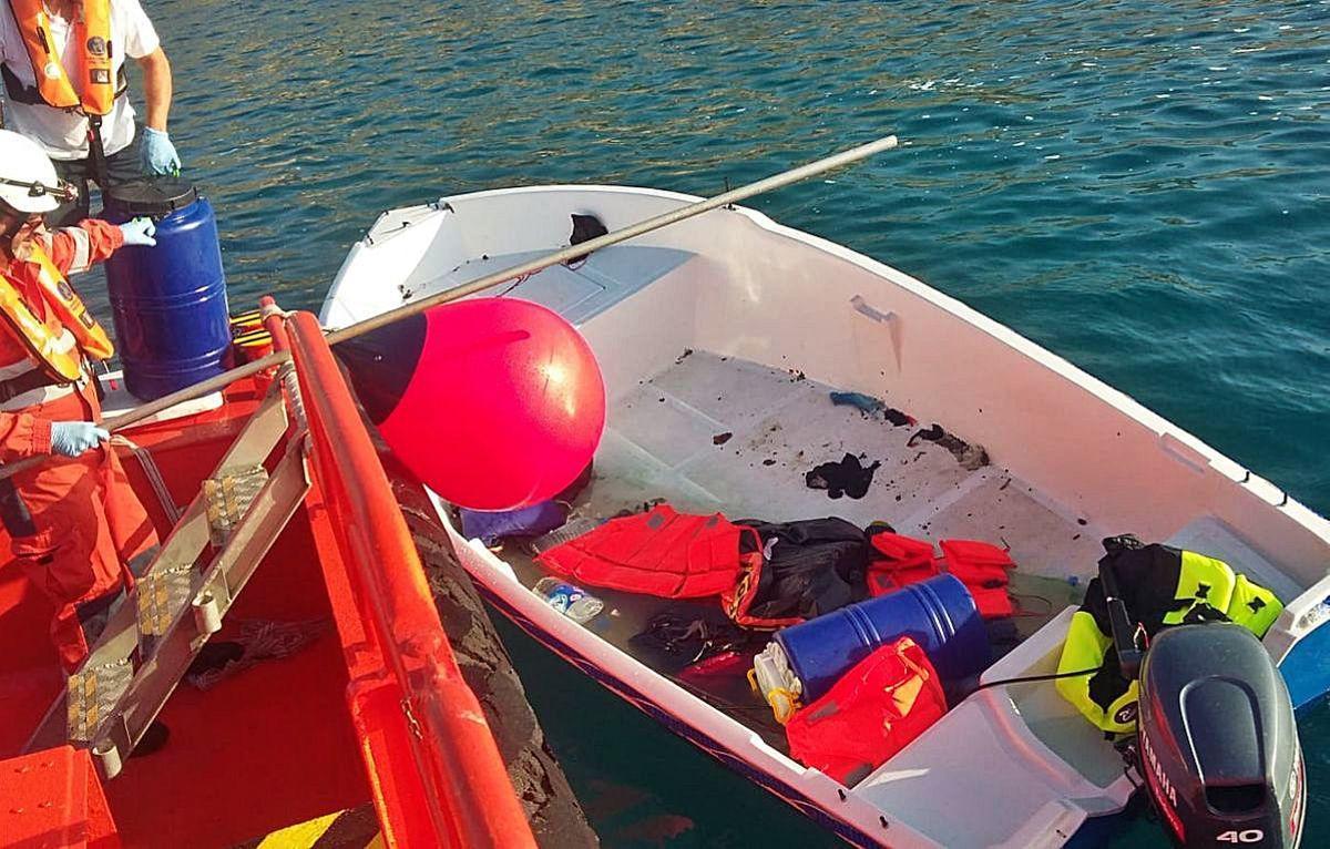 Una de las embarcaciones localizada en Orihuela Costa.