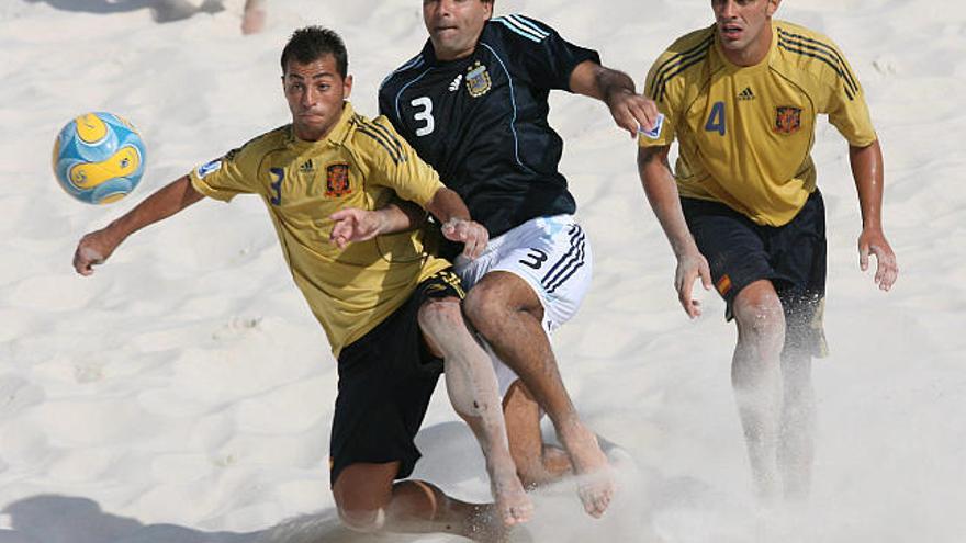 El jugador español Alonso , y Cristian Torres  luchan por el balón contra el juagodor argentino Casado.