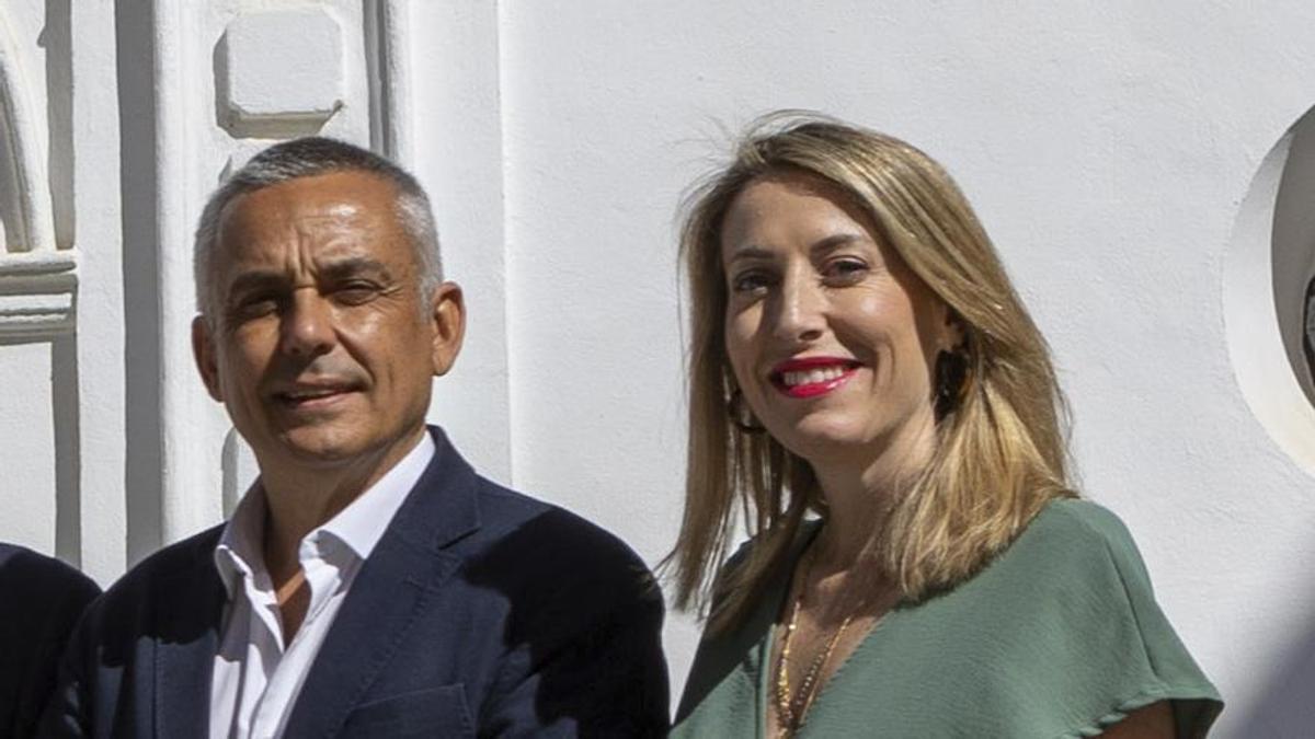 El senador de Vox Pelayo Gordillo junto a la candiata del PP a la Presidencia de a Junta. María Guardiola.