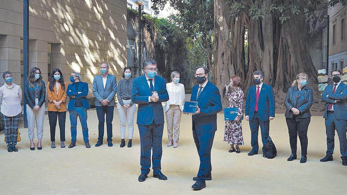 Soler entrega el presupuesto al presidente de las cortes en presencia de síndics, miembros de la mesa y cargos de hacienda, ayer.