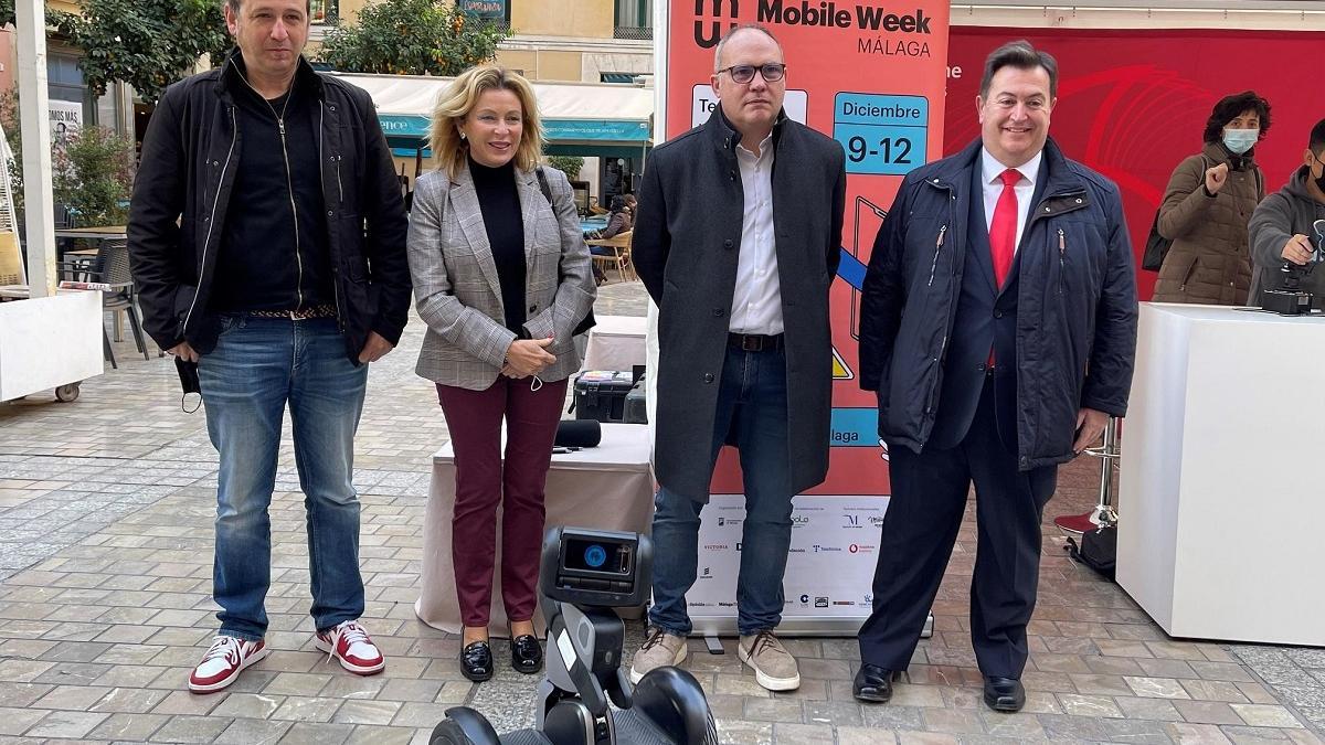 Miembros de la &#039;startup&#039; cordobesa Paythunder con su asistente para el turismo.