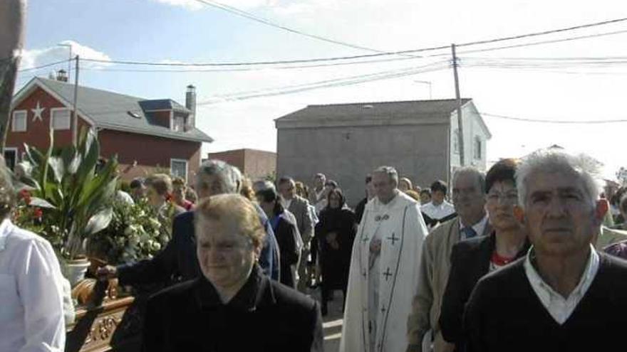 El párroco José María Arias Fernández preside la procesión del Bendito Cristo de Burganes de Valverde.