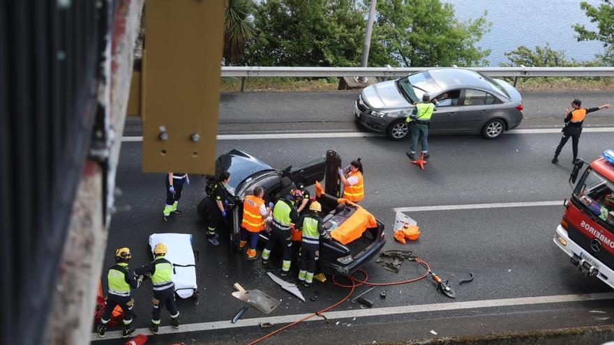Atascos en la AP-9 en Pontevedra por un accidente bajo el puente de A Barca