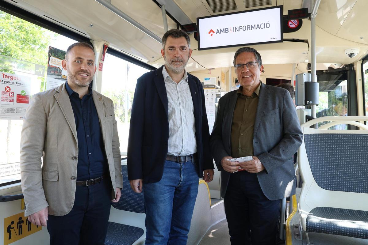 El vicepresidente de Mobilitat del AMB, Carlos Cordón, junto al alcalde de Tiana, Isaac Salvatierra, durante la presentación de las dos nuevas líneas de bus del AMB