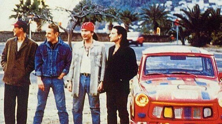 U2, en la playa de Las Teresitas, junto a su coche Trabant, que convirtieron en sus conciertos en un icono de la caída del mundo de Berlín.