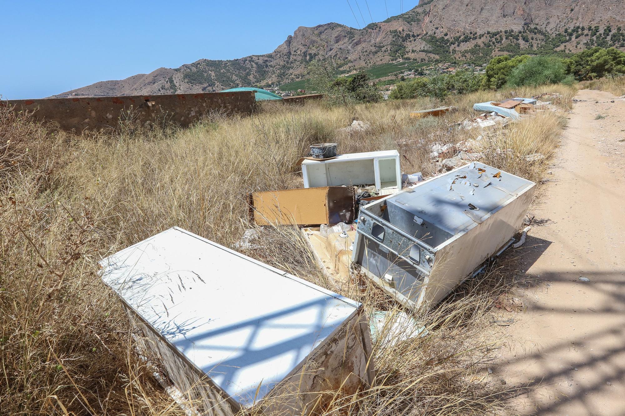 Un cementerio de escombros, enseres y basura en Orihuela