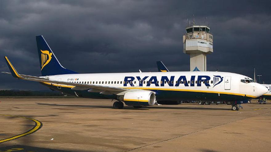 Un avión de Ryanair en un aeropuerto.