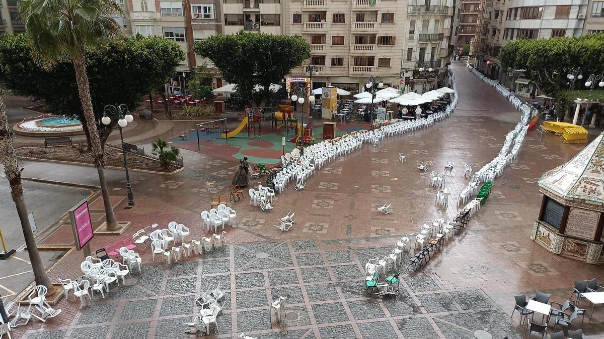 Uno de los pocos días con lluvia obligó a demorar la procesión del Viernes Santo en Alzira.
