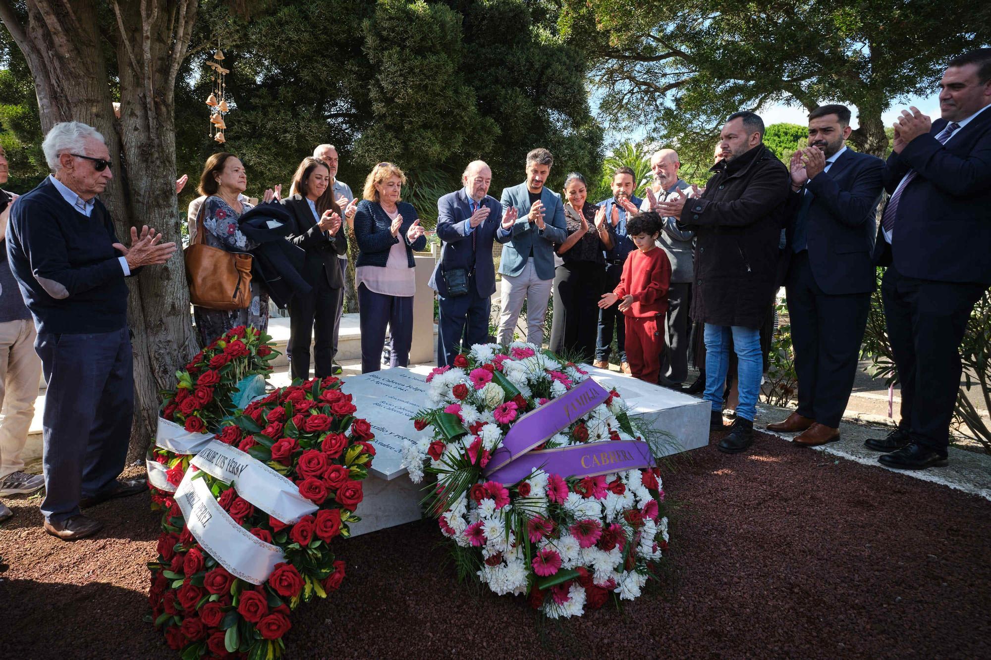 Entierro de los restos recuperados del físico Blas Cabrera Felipe en el cementerio de San Luis, La Laguna