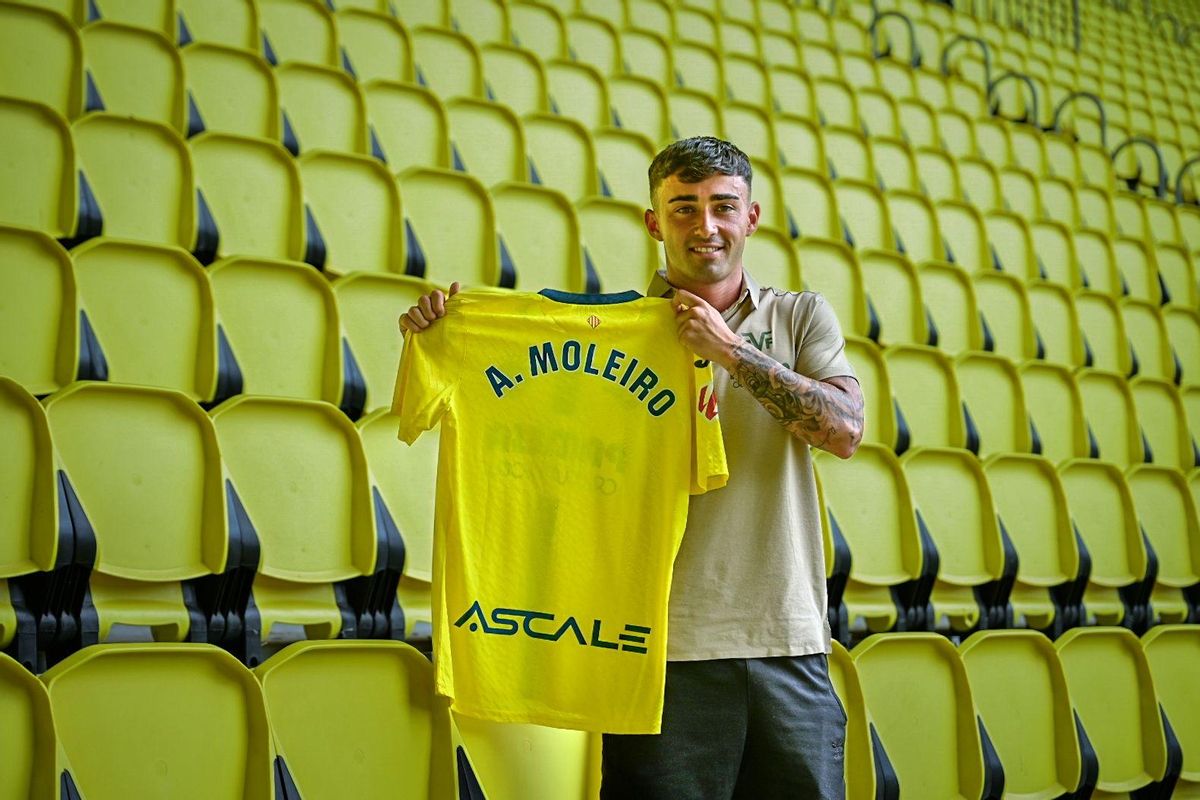 Alberto Moleiro, durante su presentación como jugador del Villarreal.