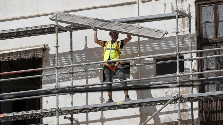 Muere un albañil tras caer desde una altura de 10 metros en una obra en el centro de Sevilla