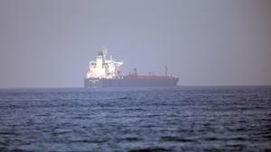 Imagen de archivo de un petrolero en el mar de Omán. EFE/EPA/ALI HAIDER
