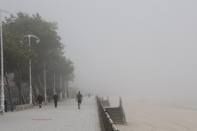 Samil se cubre de niebla después de un fin de semana de lleno absoluto