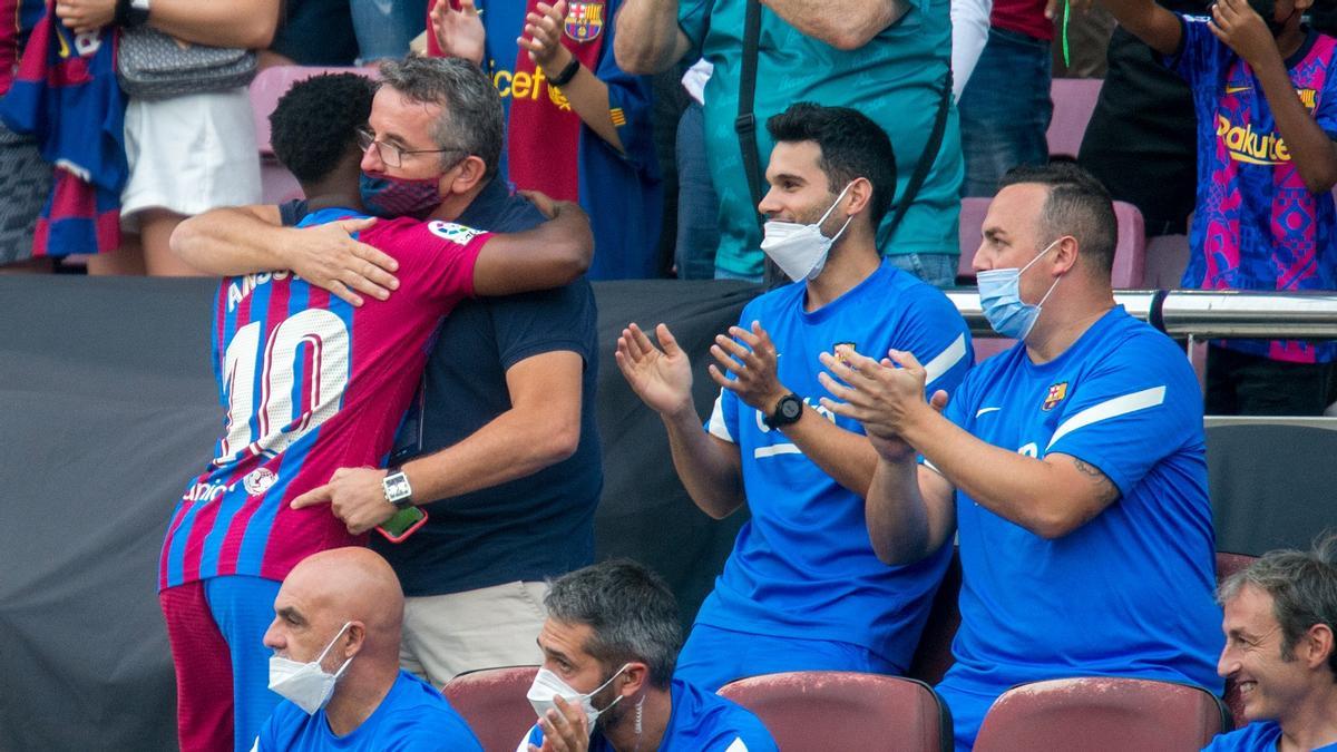 Ansu se abraza a Lluís Til tras marcar su gol al Levante en el Camp Nou.