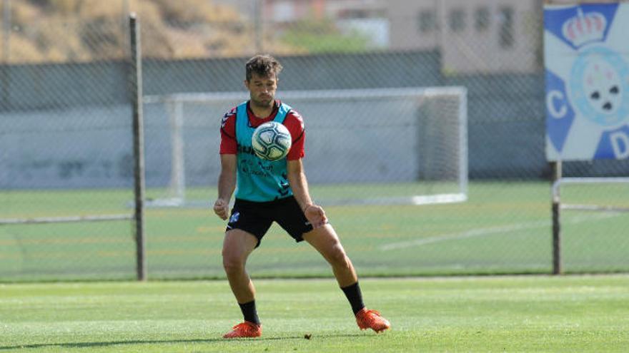 Aitor Sanz, ejercitándose en El Mundialito. El centrocampista ha jugado todos los partidos de esta Liga, uno como suplente.