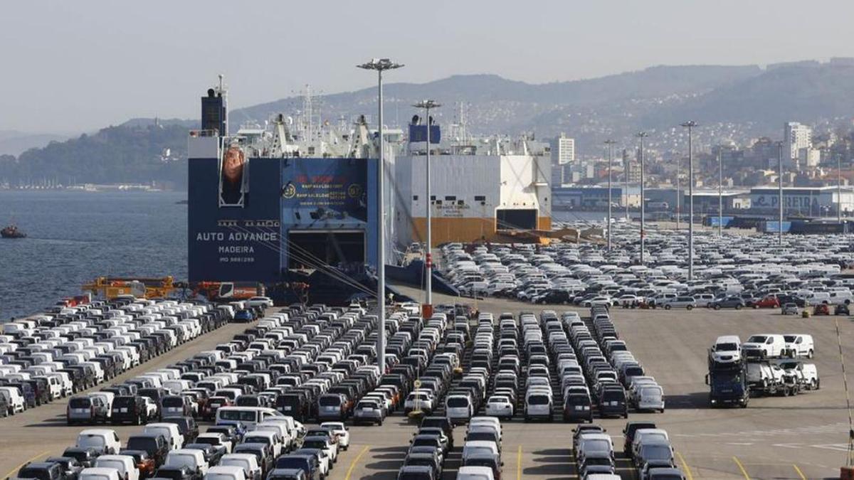 Coches de la factoría de Stellantis en la terminas de Bouzas en Vigo.