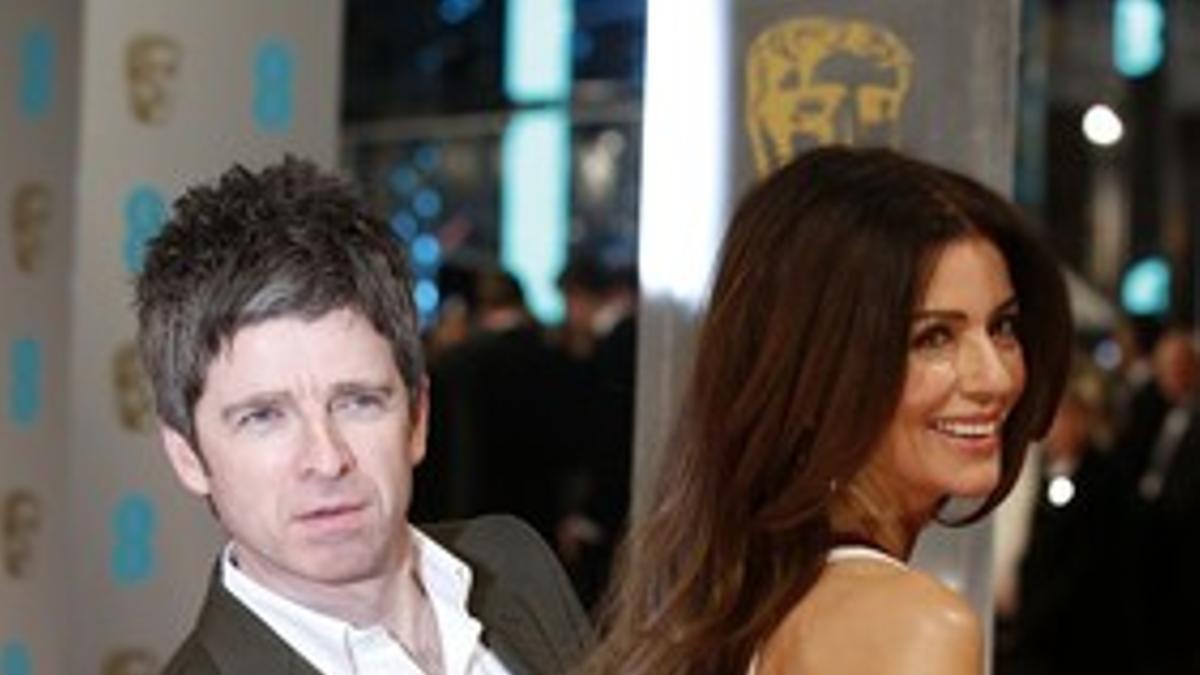 Noel Gallagher y su esposa, Sara MacDonald, en la gala de los BAFTA, en Londres, el pasado mes de febrero.