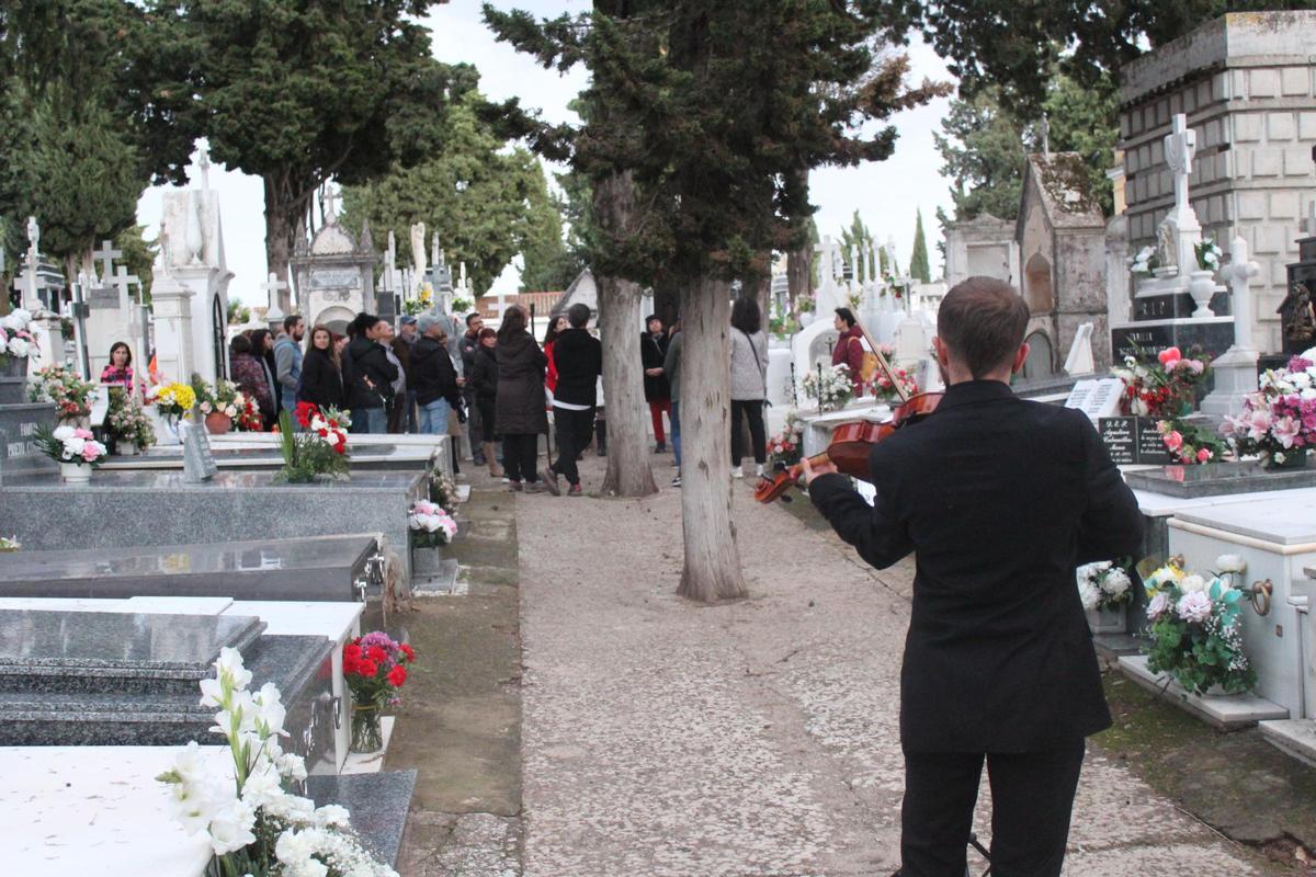 Un violinista tocando durante el trayecto.