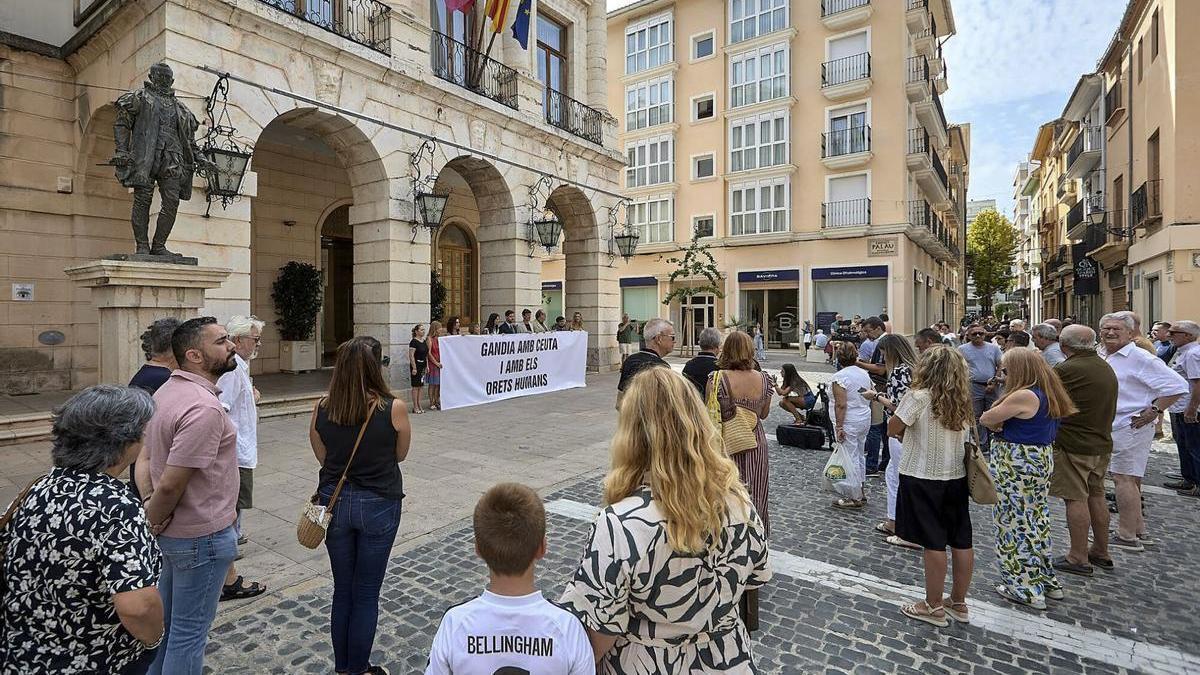 El equipo de gobierno municipal y decenas de vecinos se concentran en Gandia en apoyo a Ceuta, este miércoles.