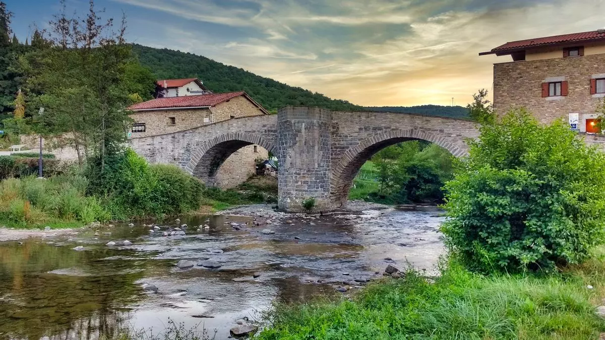 Un puente milagroso, aguas curativas y las reliquias de una santa: el bonito pueblo de Navarra que es parada indispensable del Camino de Santiago