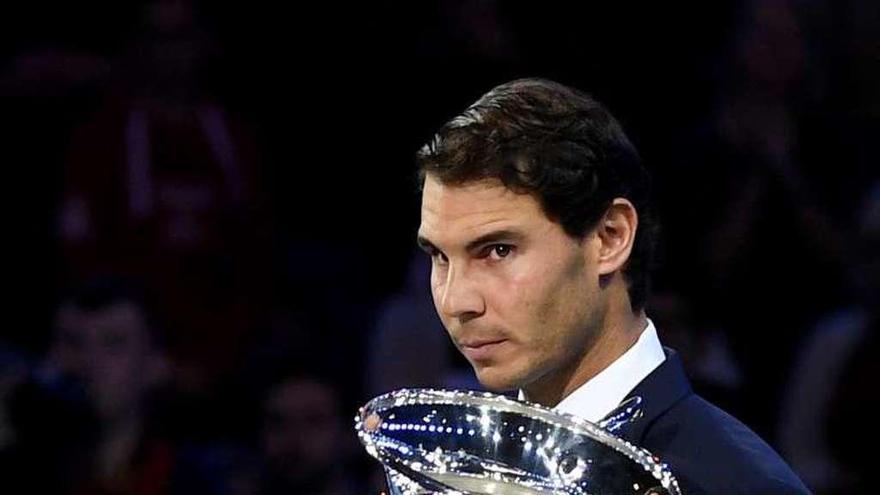 Rafa Nadal, con el trofeo al número uno del año en la ATP.