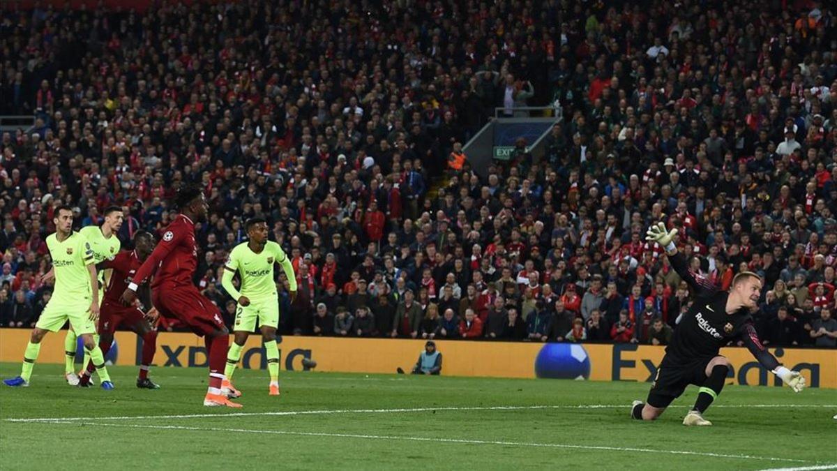 Momento en que Origi marcaba el cuarto gol para el Liverpool