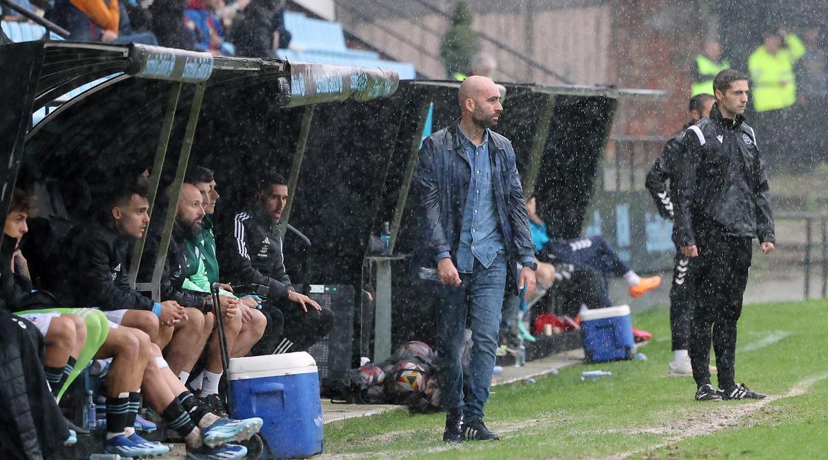 Claudio da instrucciones durante el partido.