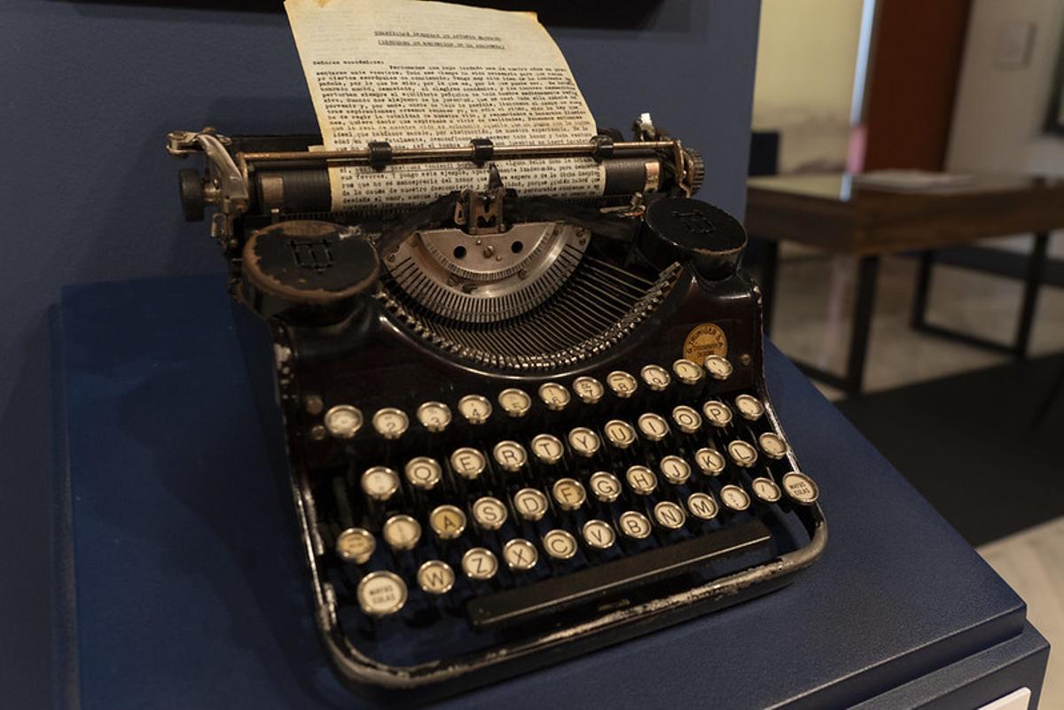 Máquina de escribir Underwood con el discurso de ingreso de Antonio Machado en la RAE, que nunca llegó a pronunciar.