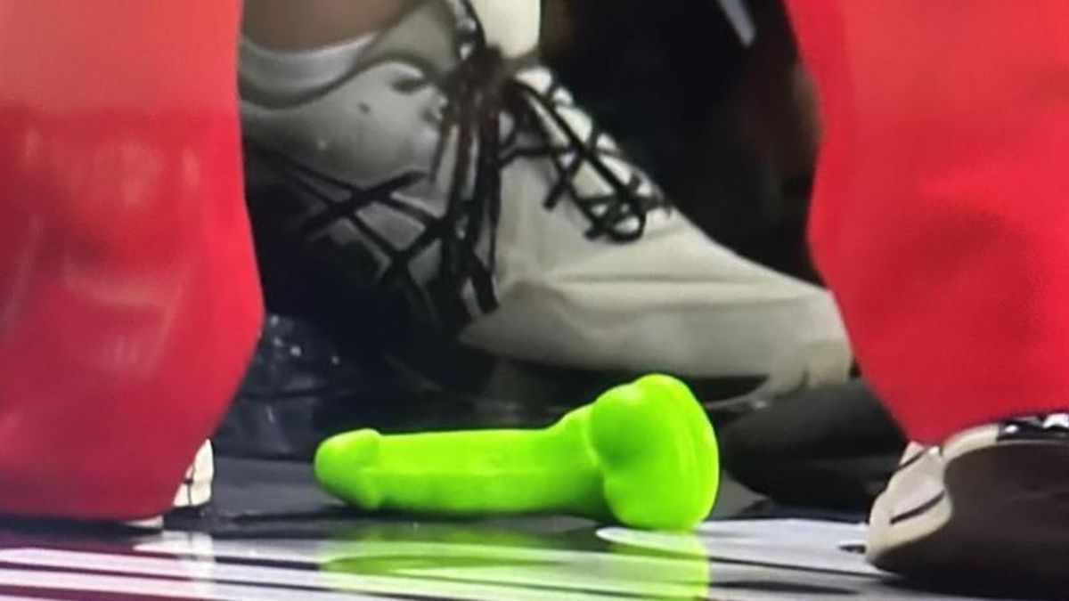 Un fan lanza un consolador a la cancha en un partido de la WNBA.