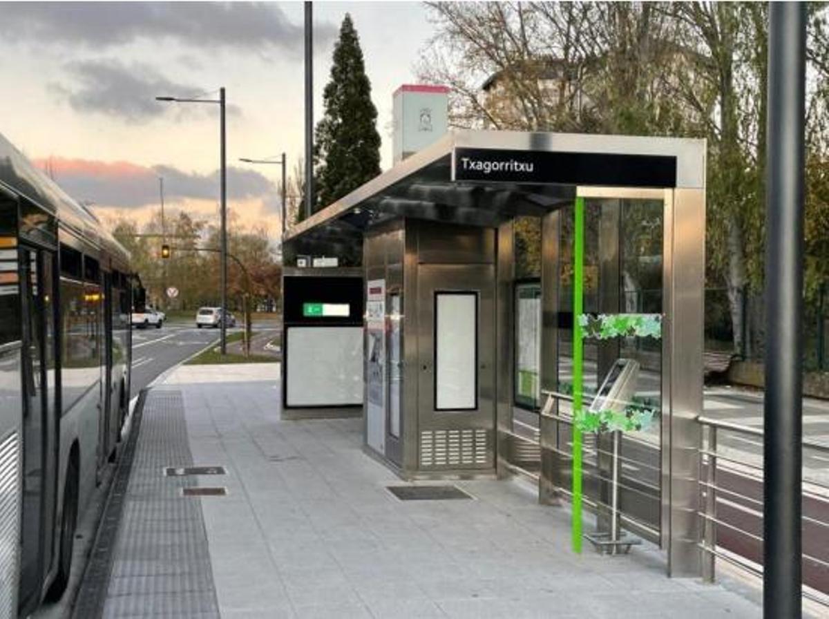 Modelo de marquesina con aseo que el Ayuntamiento asegura que tendrán algunas paradas en Torrevieja. La imagen, de municipio vasco de Vitoria-Gasteiz, figura en el informe del modelo del servicio del contrato