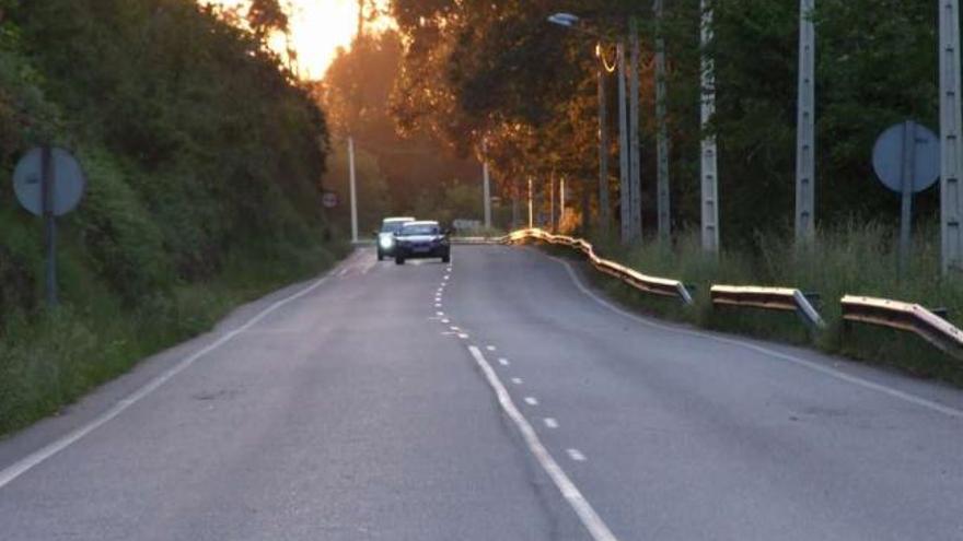 Un aspecto de la carretera de Bagüín, en la que se creará el sendero peatonal.  // Santos Álvarez